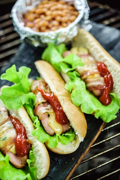 Hot dog con salsicce alla griglia — Foto Stock