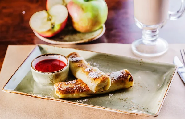 Crêpes avec confiture de pommes — Photo