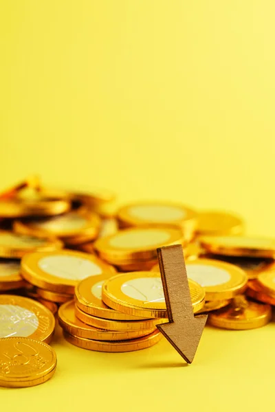 Monedas con flecha hacia abajo — Foto de Stock