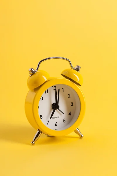 Reloj despertador amarillo — Foto de Stock