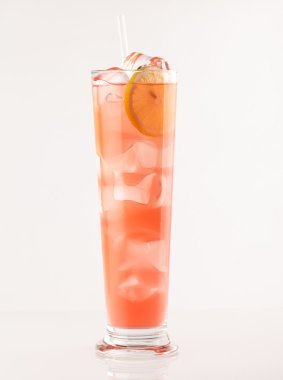 Bir bardakta kokteyl buzlu