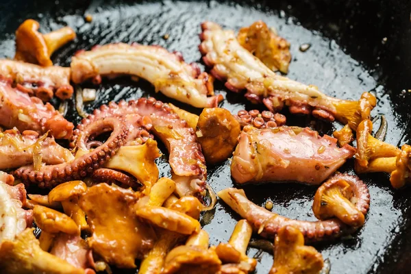 Pulpo frito con cantarela — Foto de Stock