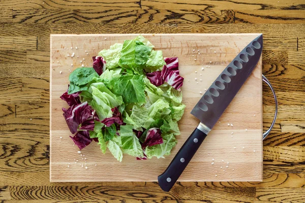 Frunze de salată și cuțit — Fotografie, imagine de stoc