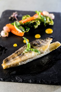 Sebzeli kızarmış balık