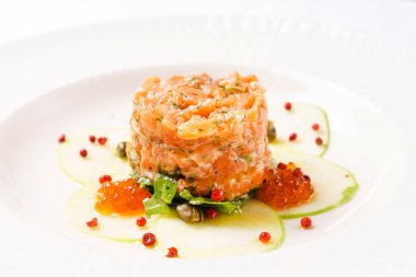 bir plaka üzerinde Somon tartar