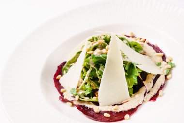 Taze kırmızı pancar salatası