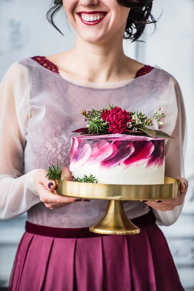 Woman holding wedding cake — Stock Photo, Image