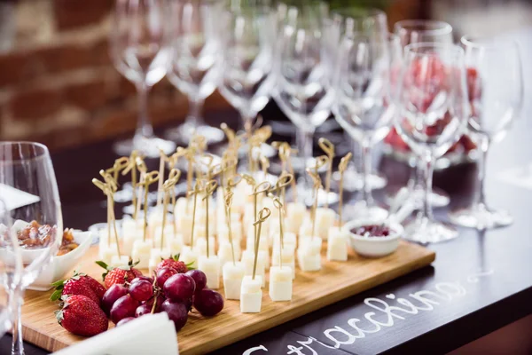 Snack en mesa de catering — Foto de Stock