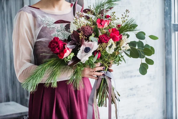 Nette Frau mit Blumen — Stockfoto