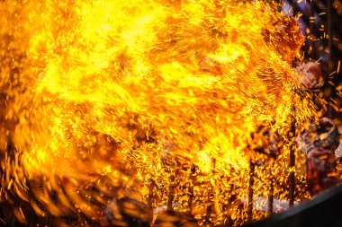 parlayan kömür ve alev