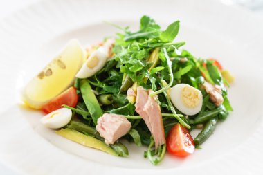 Taze ton balığı salatası