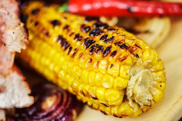 Carne cocida con verduras —  Fotos de Stock