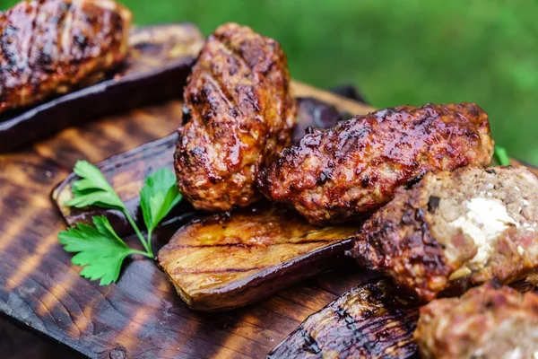 Grilled cutlets with vegetables — Stock fotografie