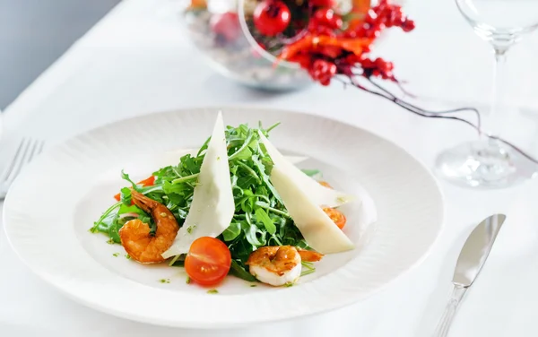 Verse salade met garnalen — Stockfoto