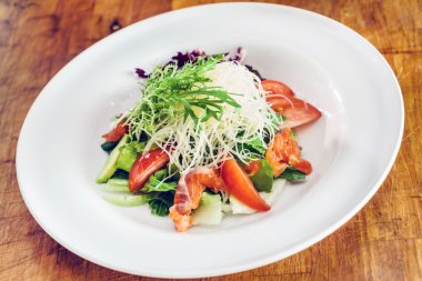 Taze sebze salatası.