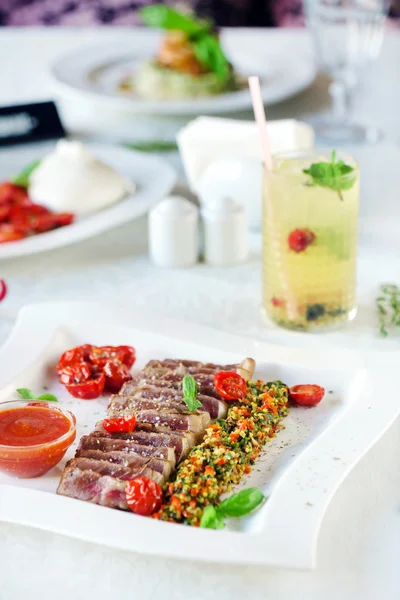 Carne cocida con verduras — Foto de Stock