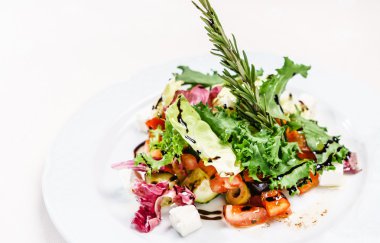 leziz Yunan salatası