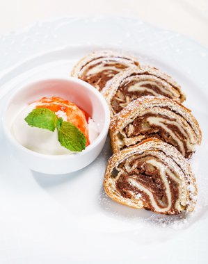 Elmalı turta ve dondurma.