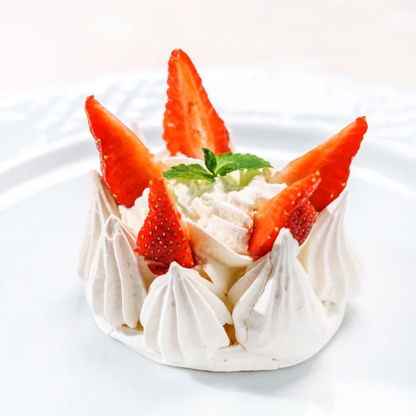 Gâteau meringue aux baies — Photo