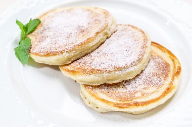 pudra şekeri ile Pancakes
