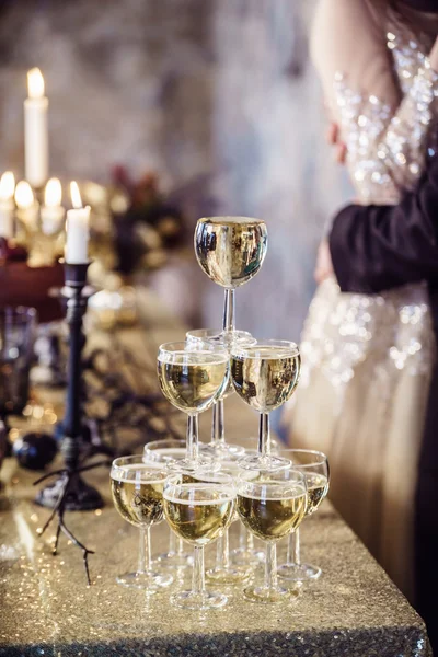 Koppel door champagne glazen toren — Stockfoto