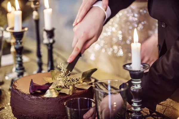 Newlyweds with wedding cake — Stock Photo, Image