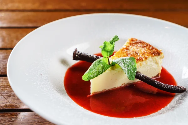 Käsekuchen mit Beerensauce — Stockfoto