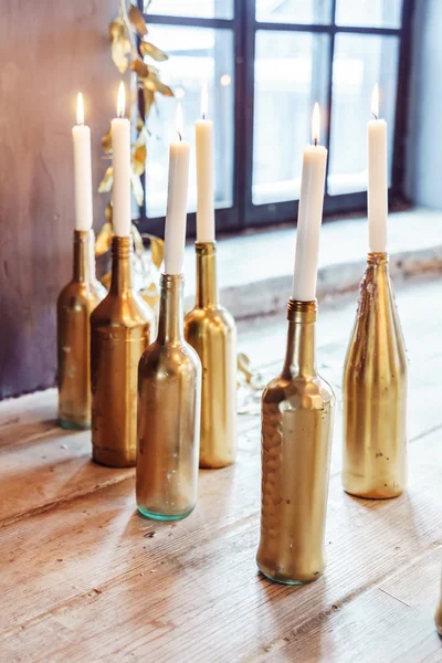 Weihnachtskerzen in Flaschen — Stockfoto