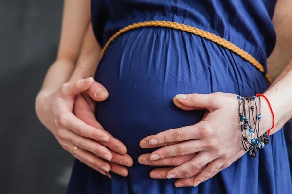 L'uomo abbraccia la sua donna incinta — Foto Stock