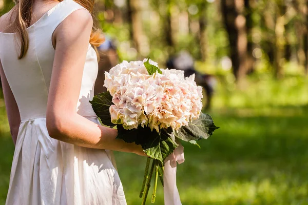 Mooie bruid in een mooie jurk — Stockfoto