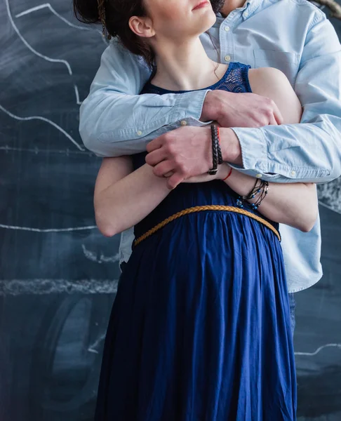 Hombre abraza a mujer embarazada — Foto de Stock