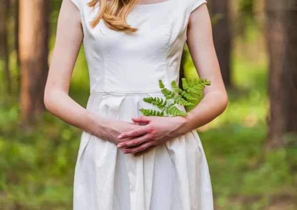 Vrouw met fern blad — Stockfoto