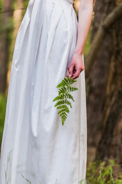 Fern yaprak kadınla — Stok fotoğraf