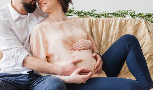 Homem abraça mulher grávida — Fotografia de Stock