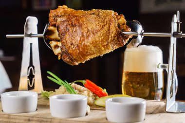 Kızarmış domuz budu.