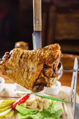 Kızarmış domuz budu.