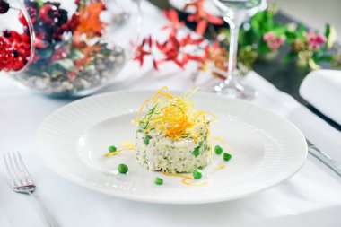 Yeşil bezelye ile pirinç