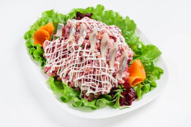 ringa balığı salatası salata yaprakları ile