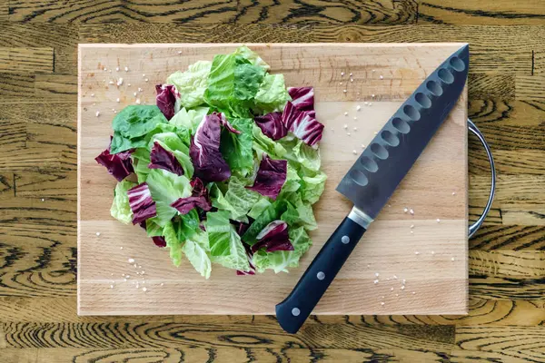 Hojas de ensalada y cuchillo —  Fotos de Stock