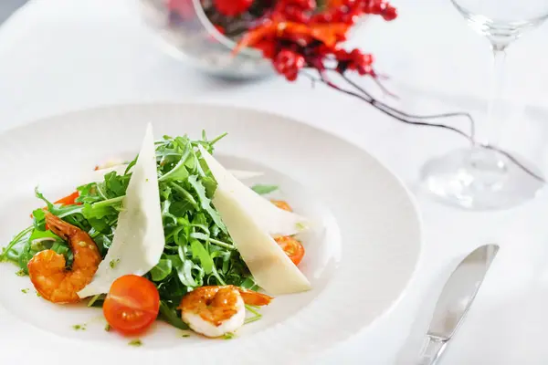 Salade aux crevettes et roquette — Photo