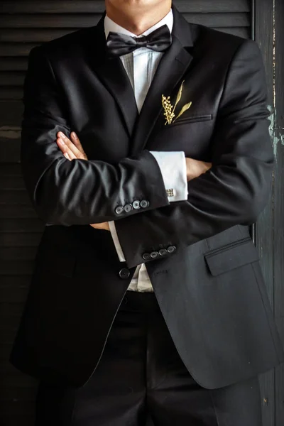 Groom with crossed arms — Stock Photo, Image