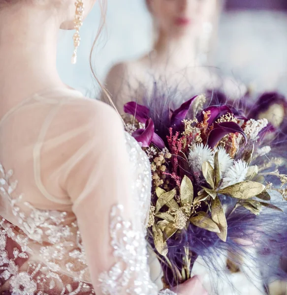 Красивая невеста с цветами — стоковое фото