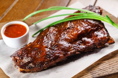 Sıcak ızgara kaburga