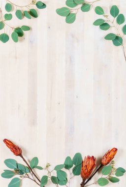 yaprakları ile ahşap tahta