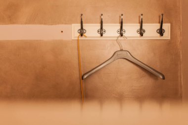 ahşap elbise askısı