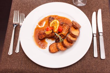 kavrulmuş patates ile tavuk