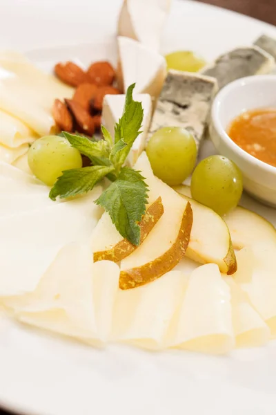 Assorted cheese plate — Stock Photo, Image
