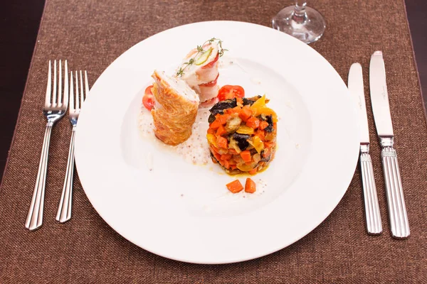 Rolos de frango com salada — Fotografia de Stock