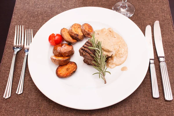 Spicy steak with potatoes — Stock Photo, Image
