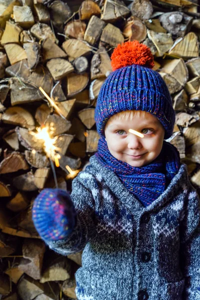 Çocuk holding maytap — Stok fotoğraf